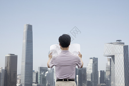 中年成年人在市风前线天空商务天际人士收腰城市生活男子景观摄影摩天大楼图片