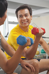 两个成熟男人在健身房举重运动意识拉伸哑铃生活方式摄影两个人收腰服装身体图片