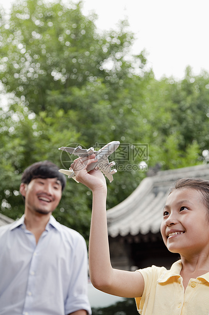 女孩玩空中飞机庭院视图模型喜悦乐趣想像力童年玩具女孩们收腰图片