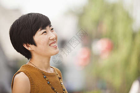 中国北京青年女子肖像 中国北京服装微笑头肩短发摄影街道黑发休闲露齿女性图片