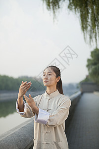 女青年练习太池生活方式服装成就收腰平衡福利场景禅意文化享受图片