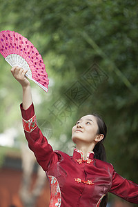 年轻女子与中华传统风扇一起练习大吉图片