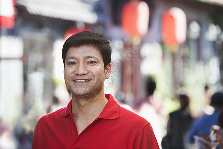 北京的中年人肖像男性幸福短发成年黑发街道红色摄影城市露齿图片