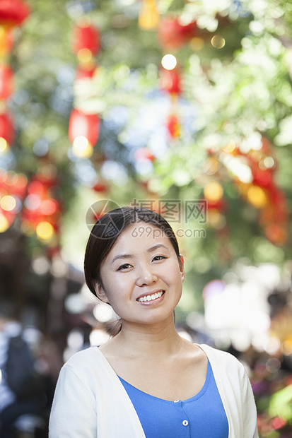 北京青年女子肖像 北京前景城市幸福女性白色头肩休闲微笑服装蓝色图片