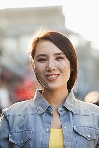 北京南卢国香市的微笑女青年头肩服装前景休闲太阳城市黄色街道女性幸福图片