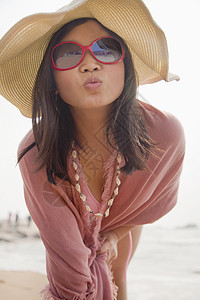 海滩上女人的肖像 在镜头前亲吻脸图片