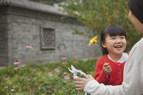 用鲜花向年轻女孩微笑图片