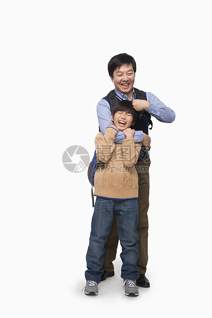 父亲和儿子在玩游戏棕色活动旅游喜悦家庭单身背心乐趣毛衣快乐图片