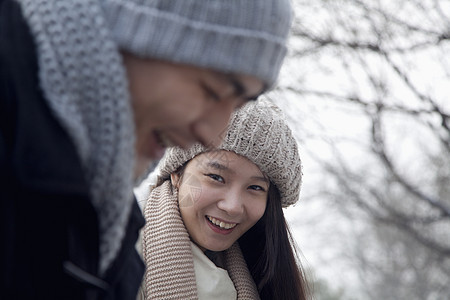 情侣在雪中玩耍男朋友女性服装摄影围巾低温女朋友衣物幸福乐趣图片