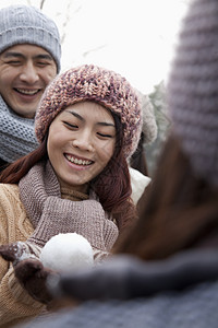 持有雪球的青年女子图片