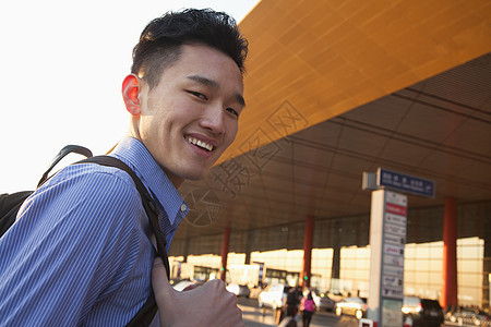 机场外年轻旅行者肖像机动性日落旅行自由年轻人摄影头发旅游道路服装图片