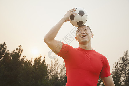 有足球球的运动员活力肌肉快乐乐趣衬衫公园力量收腰摄影年轻人图片