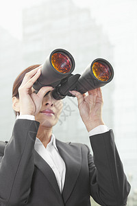 北京市外使用双筒望远镜的女商务人士图片