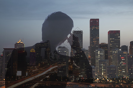 青年商务人士和中国北京市风景的双重暴露 中国北京图片