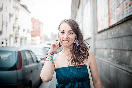 电话上美丽的女人幸福女士街道微笑沟通相机呼唤城市手机图片