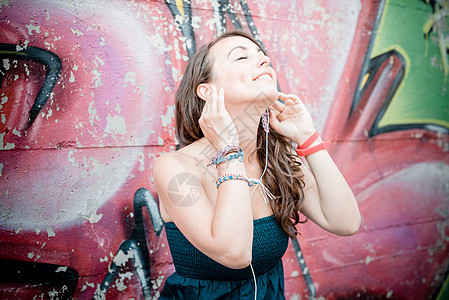 听音乐的美容女子女士幸福音乐播放器放松微笑城市街道耳机音乐图片