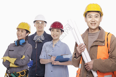4名建筑工人在白色背景下 以前景为着重点体力劳动者双臂摄影影棚友谊女性建造手套职业露齿图片