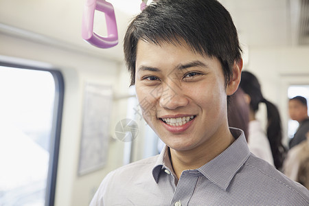 搭地铁的年轻人服装短发交通工具摄影通勤者乘客头肩旅行火车幸福图片