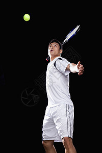 网球运动员准备打球 肖像运动警觉竞技服装专注休闲愿望短发年轻人腕带图片