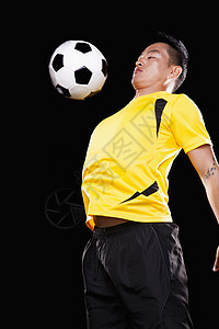 足球心胸球 黑色背景图片