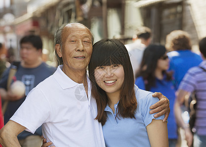 外祖父和孙孙女的肖像一起在北京户外刘海收腰微笑感情休闲头发白发秃顶服装孙女图片