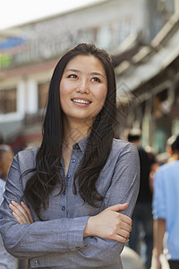 北京市外微笑的年轻女子肖像建筑收腰文化长发城市生活数字摄影前景双臂青年图片