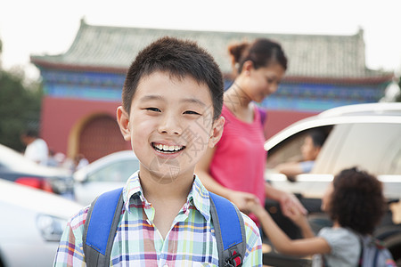 与家人背景相伴的男孩肖像图片