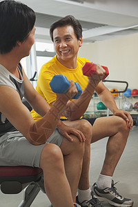 两个成熟男人在健身房举重长度摄影拉伸服装身体意识生活方式两个人哑铃运动图片