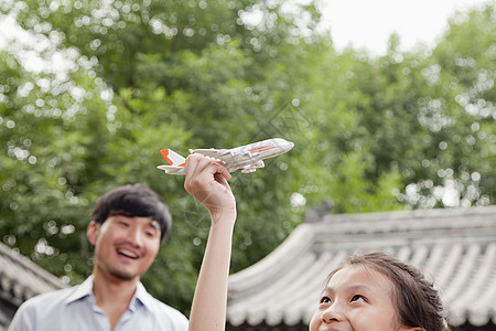 女孩玩空中飞机年轻人父亲飞机摄影人脸童年文化喜悦部位女儿图片