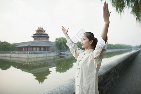 女青年练习太池手臂太极拳活动平衡手势服装成就反射专注长发图片