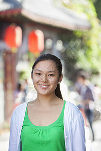 北京青年女子肖像 北京城市黑发服装休闲女性微笑街道耳环幸福绿色图片