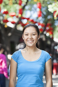 北京青年女子肖像 北京蓝色耳环休闲女性服装街道微笑长发黑发幸福图片