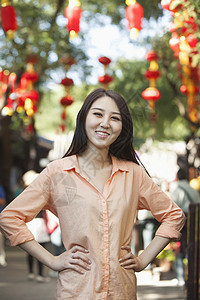 北京青年女子肖像 北京纽扣前景长发街道微笑服装衬衫橙子收腰黑发图片