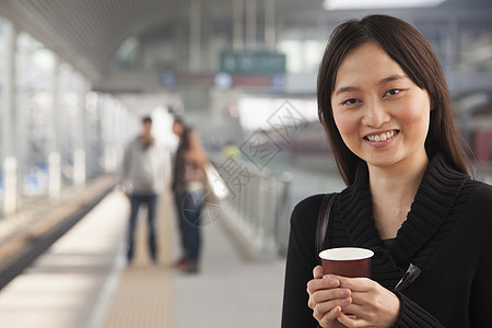 列车平台上的女青年图片