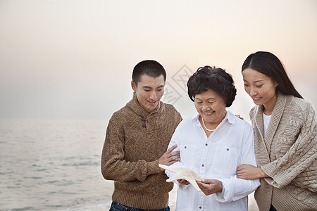 仰望海星的祖母和孙子女图片