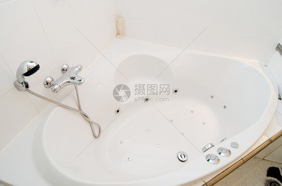 现代豪华厕所金属洗衣机奢华盆地温泉按摩收银台白色水龙头洗澡图片