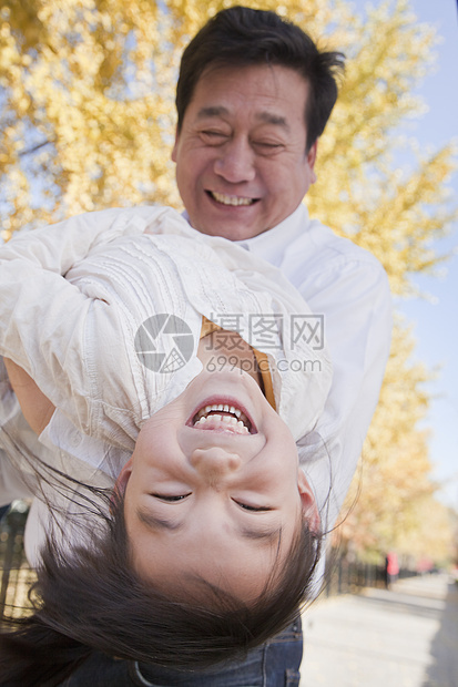 祖父和外孙女在公园玩耍喜悦俏皮季节团结乐趣亲热家庭退休童年情绪图片