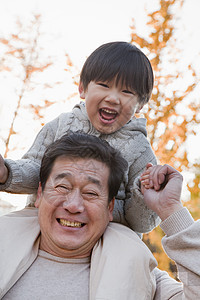 祖父肩上背着格兰德森情绪季节喜悦亲热退休摄影活动银杏树快乐男人图片