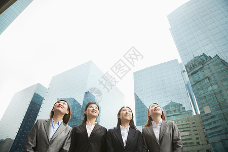 在摩天大楼中排成一排的青年女企业家群体 北京图片