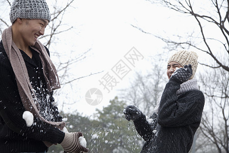 玩打雪球的朋友斗争友谊幸福保暖收腰乐趣休闲团结享受活动图片