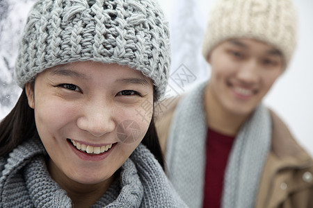 雪中年轻夫妇享受女性摄影服装休闲乐趣低温头肩幸福男朋友图片