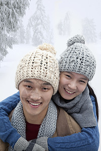 雪中年轻夫妇头肩衣物年轻人团结围巾低温活动享受友谊乐趣图片