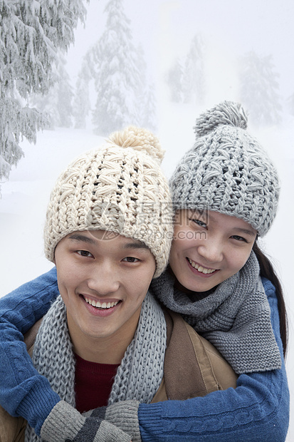 雪中年轻夫妇头肩衣物年轻人团结围巾低温活动享受友谊乐趣图片