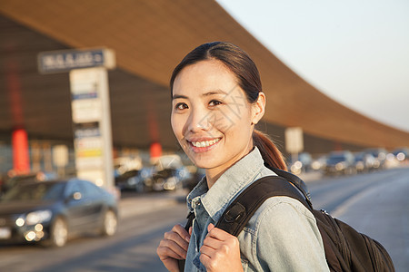 机场外年轻旅行者肖像背包航班道路摄影自由运输头发旅行旅游棕色图片