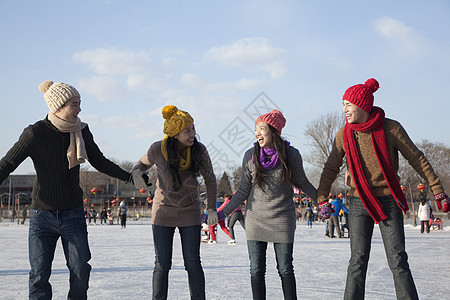 冰场朋友毛衣头发运动摄影保暖享受头饰女性服装棕色图片