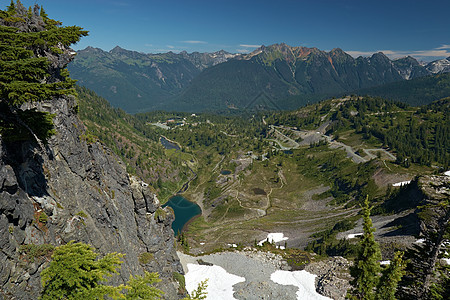 山地景观海拔远足顶峰蓝色山脉天空荒野山峰绿色风景图片