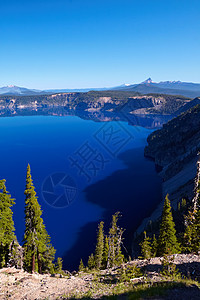 克拉鼠湖火山口风景陨石池塘火山绿色蓝色森林公园山脉图片