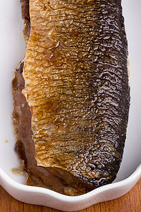 烟熏鲱鱼鱼片盐水盘子小吃营养盐渍美味食物白色图片