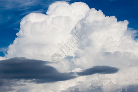 天空中的暴云自由阳光云景雨云太阳气氛风暴多云白色天堂图片