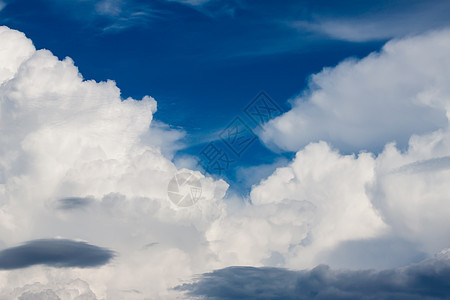 蓝天的暴云气氛蓝色多云云景阳光太阳天气预报天堂雨云图片